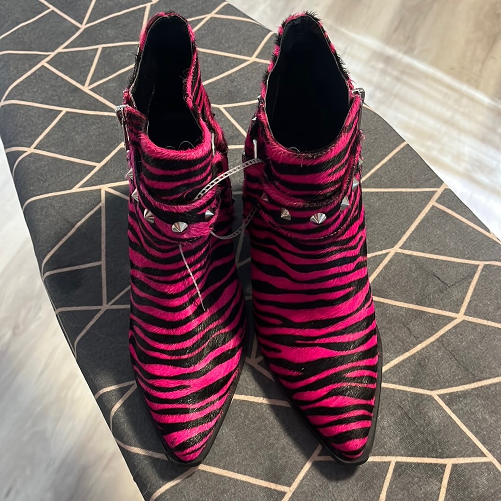 Size 7.5 NWT Jessica Simpson Zebra Print booties. They’ve never been worn.
